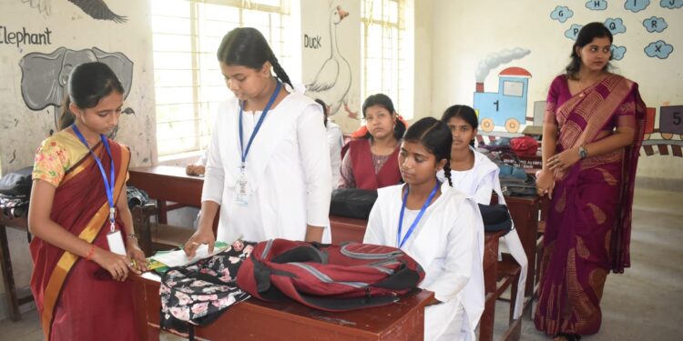 বিজয় কুমার বালিকা বিদ্যালয়ে শিক্ষক দিবসের বিশেষ মুহূর্তে শিক্ষার্থীদের মধ্যেই ধরা পড়লো গুরু-শিষ্যের সম্পর্ক