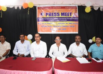 এসএসএ শিক্ষক সমাজের দাবিকে তুলে ধরে সংবাদমাধ্যমের সামনে