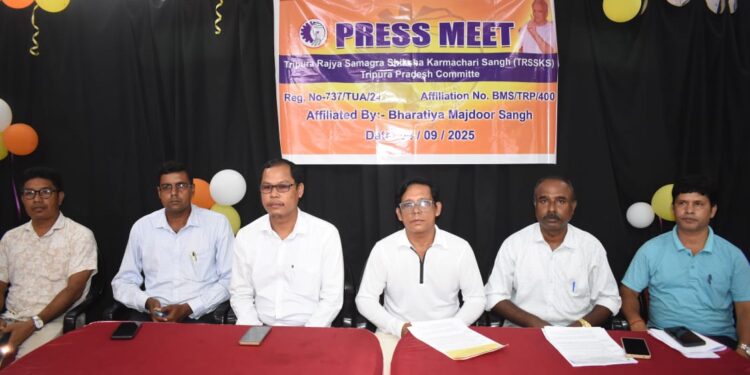 এসএসএ শিক্ষক সমাজের দাবিকে তুলে ধরে সংবাদমাধ্যমের সামনে