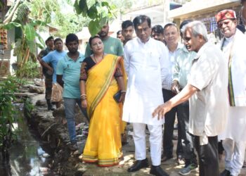 দুর্গোৎসবের আগে শহরের পরিষ্কার-পরিচ্ছন্নতা নিশ্চিত করতে বটতলা থেকে দশীমঘাট পর্যন্ত নিকাশি ব্যবস্থার কাজ পরিদর্শনে মেয়র দীপক মজুমদার।