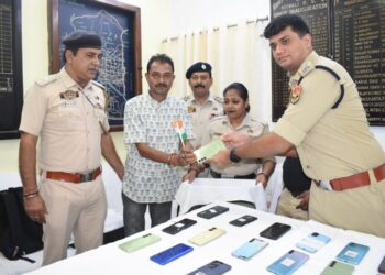 পুজোর আগে চুরি যাওয়া মোবাইল মালিকদের হাতে ফিরিয়ে দিল পুলিশ, খুশির হাসি ২৮ জনের মুখে।