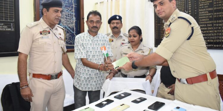 পুজোর আগে চুরি যাওয়া মোবাইল মালিকদের হাতে ফিরিয়ে দিল পুলিশ, খুশির হাসি ২৮ জনের মুখে।