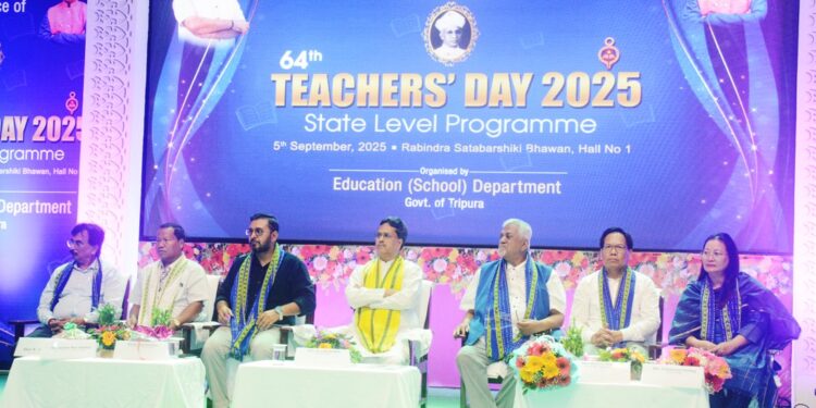 বিদ্যালয় শিক্ষা দপ্তরের উদ্যোগে শিক্ষক দিবসের রাজ্যস্তরের অনুষ্ঠান, রবীন্দ্র শতবার্ষিকী ভবনে মুখ্যমন্ত্রী ডা. মানিক সাহার উপস্থিতিতে অনুষ্ঠিত হল।