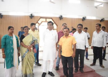 আমতলী বাইপাসে গড়ে উঠছে আধুনিক কমিউনিটি হল, প্রকল্পের অগ্রগতি খতিয়ে দেখলেন মেয়র দীপক মজুমদার।