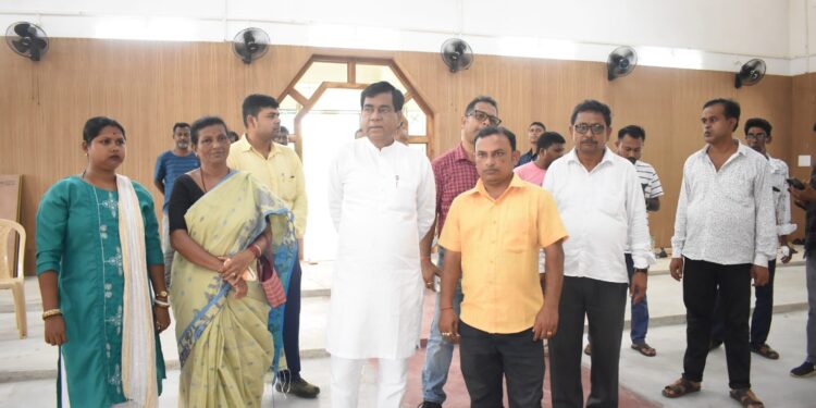 আমতলী বাইপাসে গড়ে উঠছে আধুনিক কমিউনিটি হল, প্রকল্পের অগ্রগতি খতিয়ে দেখলেন মেয়র দীপক মজুমদার।