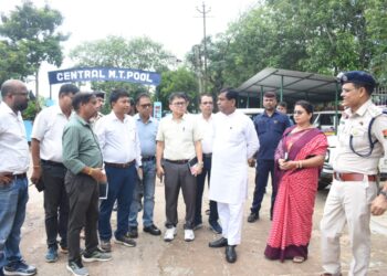 মেয়র পরিদর্শনে উঠে এল পুলিশ কোয়ার্টার কমপ্লেক্সের রাস্তার দুরবস্থা।