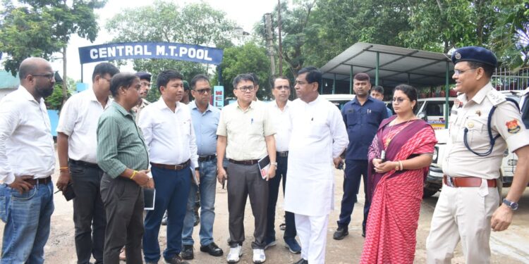 মেয়র পরিদর্শনে উঠে এল পুলিশ কোয়ার্টার কমপ্লেক্সের রাস্তার দুরবস্থা।