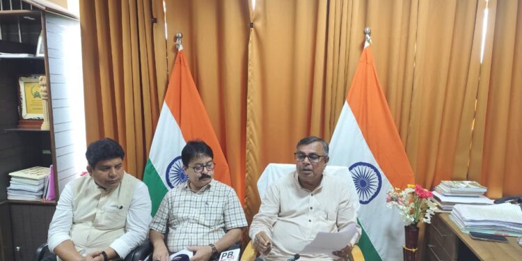 মহাকরণে আয়োজিত সাংবাদিক সম্মেলনে বক্তব্য রাখলেন মন্ত্রী রতন লাল নাথ।