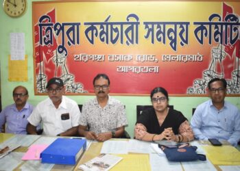 পূজার প্রাক্কালে দাবি দাওয়া ঘিরে আন্দোলনের সুর তুলল বাম শিক্ষক-কর্মচারী সংগঠনের নেতৃত্ব