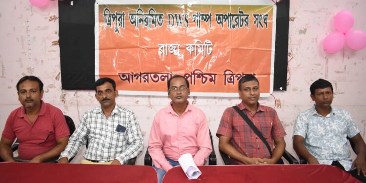 অমানিশার মধ্যে উৎসবের মরশুম, ন্যায্য প্রাপ্য না পেয়ে দুঃখে দিন কাটাচ্ছেন পাম্প অপারেটররা