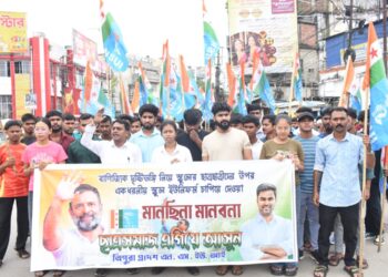 স্কুলে বাধ্যতামূলক ইউনিফর্ম বাতিলের দাবিতে NSUI-র বিক্ষোভে মুখর রাজধানী