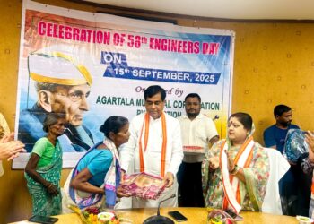 ইঞ্জিনিয়ার্স দিবসে সামাজিক দায়বদ্ধতার উদ্যোগে আগরতলা পুর নিগমে বস্ত্র  বিতরণ