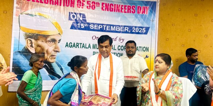 ইঞ্জিনিয়ার্স দিবসে সামাজিক দায়বদ্ধতার উদ্যোগে আগরতলা পুর নিগমে বস্ত্র  বিতরণ