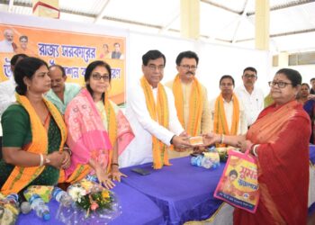 রাজ্য সরকারের প্রকল্পে সাধারণ মানুষের হাতে পৌঁছলো স্মার্ট রেশন কার্ড, ওয়ার্ড নং ১২-তে উদ্বোধন করলেন মেয়র দীপক মজুমদার।