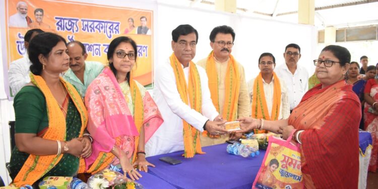 রাজ্য সরকারের প্রকল্পে সাধারণ মানুষের হাতে পৌঁছলো স্মার্ট রেশন কার্ড, ওয়ার্ড নং ১২-তে উদ্বোধন করলেন মেয়র দীপক মজুমদার।