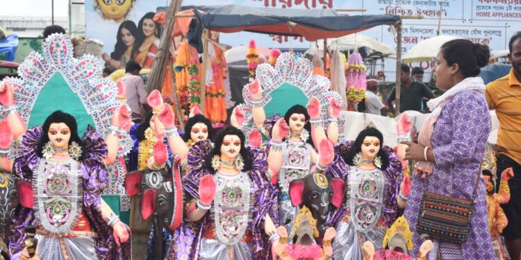 আগামীকাল বিশ্বকর্মা পুজোকে ঘিরে বাজারে সাজসাজ রব, তবে প্রতিমার দাম বাড়ায় চিন্তায় ভক্তরা।