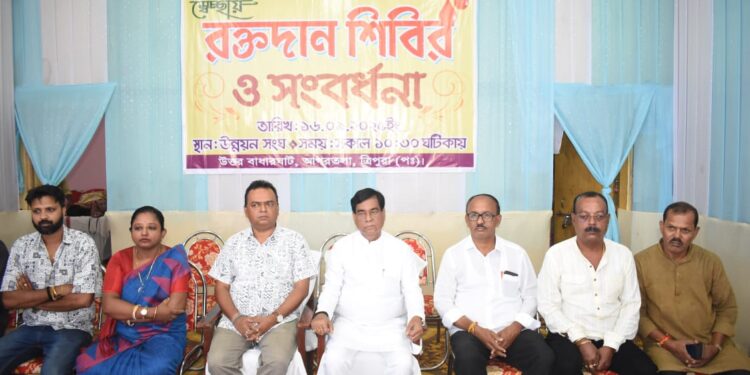 উন্নয়ন সংঘের উদ্যোগে অনুষ্ঠিত রক্তদান শিবিরে অংশ নিলেন বহু স্বেচ্ছাসেবক, বিশেষ অতিথি হিসেবে উপস্থিত ছিলেন মেয়র।