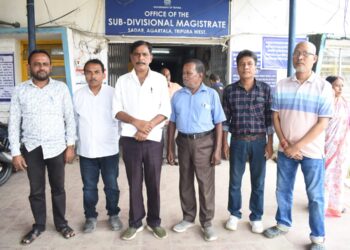 পুজোর আগে রেগার শ্রমিকদের বকেয়া মজুরি ও অতিরিক্ত কাজের দাবিতে সদর মহকুমা শাসকের দপ্তরে ডেপুটেশন দিল কংগ্রেস ও শ্রমিক সংগঠন।