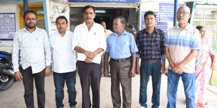 পুজোর আগে রেগার শ্রমিকদের বকেয়া মজুরি ও অতিরিক্ত কাজের দাবিতে সদর মহকুমা শাসকের দপ্তরে ডেপুটেশন দিল কংগ্রেস ও শ্রমিক সংগঠন।