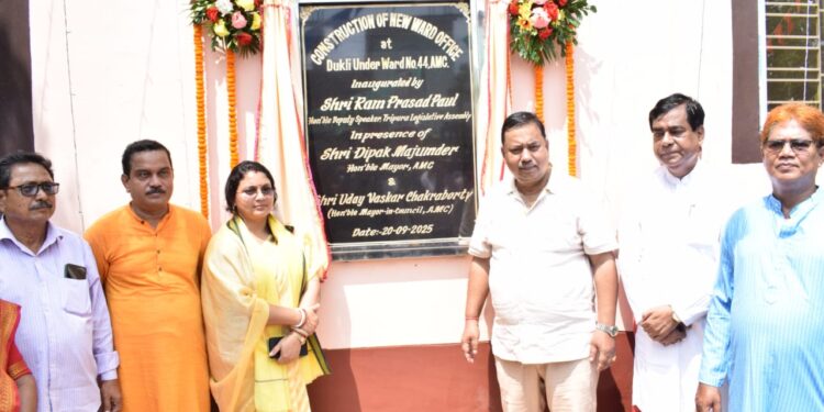 ডুকলি ৪৪ নং ওয়ার্ডে নতুন ওয়ার্ড অফিসের শুভ উদ্বোধন অনুষ্ঠানে উপস্থিত অতিথিরা