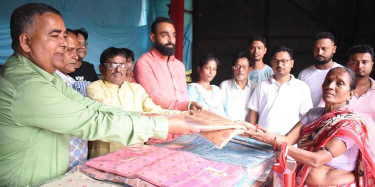 রামঠাকুর সেবা মন্দিরের উদ্যোগে অসহায় ও দুঃস্থ মানুষের হাতে নতুন বস্ত্র বিতরণ।