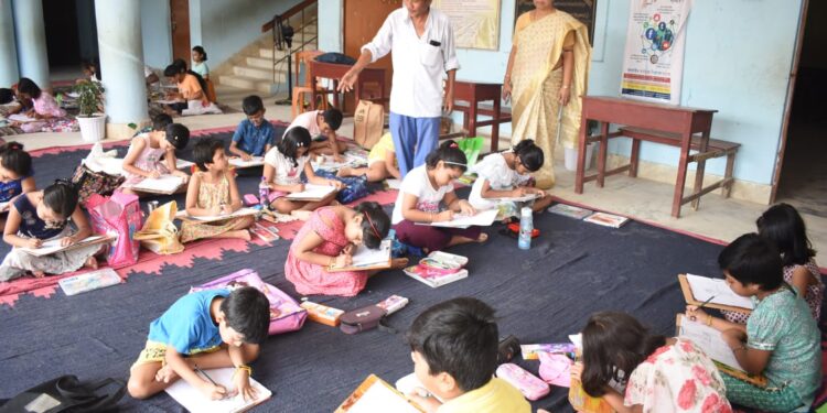 শিশুদের মোবাইল আসক্তি রুখতে নিউ স্টার ক্লাবের উদ্যোগে পূজা মণ্ডপে সচেতনতা কর্মসূচি ও বসে আঁকো প্রতিযোগিতা অনুষ্ঠিত।