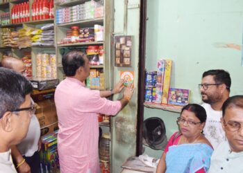 মহারাজগঞ্জ বাজারে নতুন GST নিয়ম নিয়ে ক্রেতা-বিক্রেতাদের অবহিত করলেন রাজ্যসভার সাংসদ রাজীব ভট্টাচার্য