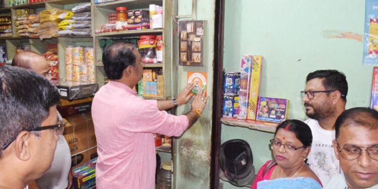 মহারাজগঞ্জ বাজারে নতুন GST নিয়ম নিয়ে ক্রেতা-বিক্রেতাদের অবহিত করলেন রাজ্যসভার সাংসদ রাজীব ভট্টাচার্য