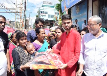 ত্রিপুরা প্রদেশ তৃণমূল কংগ্রেসের উদ্যোগে বনমালীপুরে দরিদ্র মানুষের হাতে বস্ত্র তুলে দিলেন যুব তৃণমূল কংগ্রেস সভাপতি শান্তনু সাহা