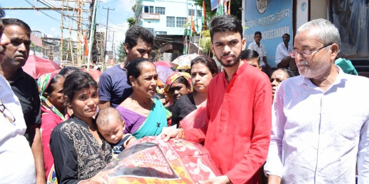 ত্রিপুরা প্রদেশ তৃণমূল কংগ্রেসের উদ্যোগে বনমালীপুরে দরিদ্র মানুষের হাতে বস্ত্র তুলে দিলেন যুব তৃণমূল কংগ্রেস সভাপতি শান্তনু সাহা