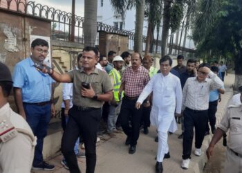 পূজোর আগে শহর পরিক্রমায় মেয়র দীপক মজুমদার ও শৈলেশ কুমার যাদব