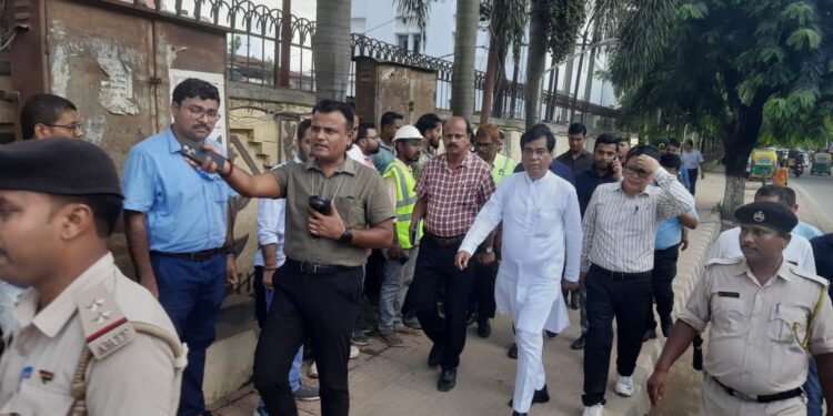 পূজোর আগে শহর পরিক্রমায় মেয়র দীপক মজুমদার ও শৈলেশ কুমার যাদব