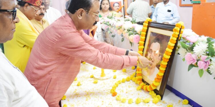 পণ্ডিত দীনদয়াল উপাধ্যায়ের ১১০তম জন্মদিন কে সামনে রেখে বিজেপি প্রদেশ কার্যালয়ে এক শ্রদ্ধা সভার আয়োজন করেন।