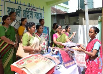  দুর্গোৎসবের প্রাক্কালে বাঙালি মহিলা সমাজের পক্ষ থেকে অসহায় মানুষের হাতে শাড়ি ও বস্ত্র তুলে দেওয়া হল 