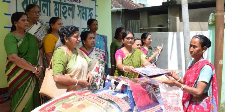  দুর্গোৎসবের প্রাক্কালে বাঙালি মহিলা সমাজের পক্ষ থেকে অসহায় মানুষের হাতে শাড়ি ও বস্ত্র তুলে দেওয়া হল 
