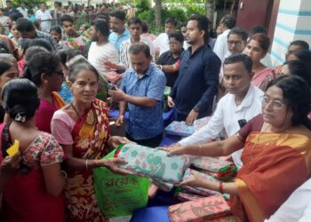 আসন্ন দুর্গাপূজার দিনগুলিতে সকলে যেন  ভালো ভাবে কাটাতে পারে সেই লক্ষ্যে বাধারঘাট কেন্দ্রের দুঃস্থ মা বোনদের  শাড়ি বিতরণ করলেন বিধায়িকা মিনা রানি সরকার