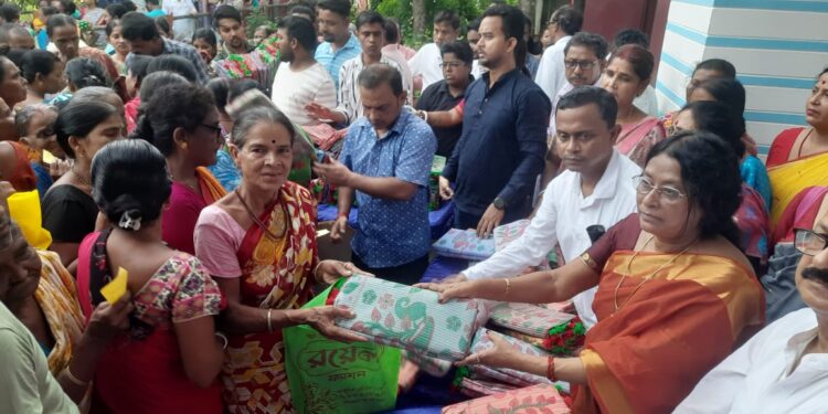 আসন্ন দুর্গাপূজার দিনগুলিতে সকলে যেন  ভালো ভাবে কাটাতে পারে সেই লক্ষ্যে বাধারঘাট কেন্দ্রের দুঃস্থ মা বোনদের  শাড়ি বিতরণ করলেন বিধায়িকা মিনা রানি সরকার