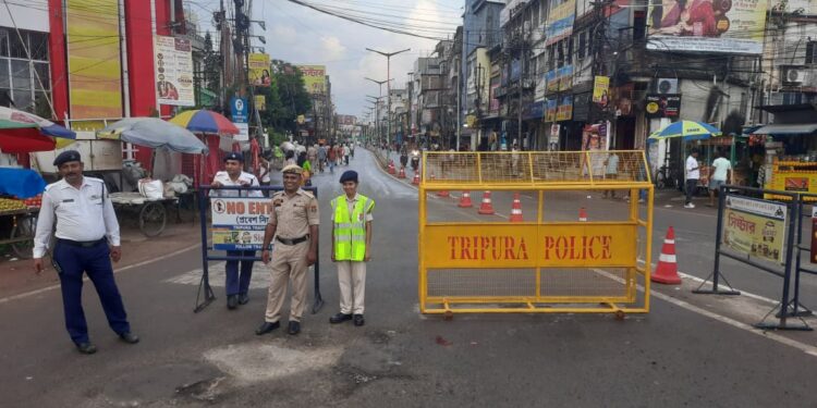 কার্নিভাল চলাকালীন যান নিয়ন্ত্রণে ব্যস্ত ত্রিপুরা ট্রাফিক পুলিশ
