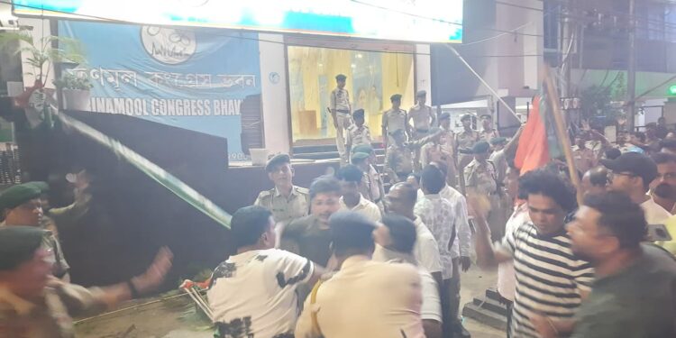 আগরতলায় তৃণমূল কংগ্রেসের অফিসে হামলা ঘিরে চাঞ্চল্য, পুলিশের উপস্থিতিতেই উত্তপ্ত পরিস্থিতি!
