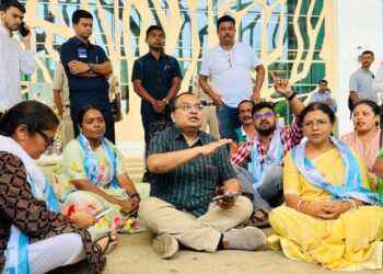 বিমানবন্দরে যানবাহনের অভাবে ক্ষোভ উগরে তৃণমূল নেতৃত্ব, মাটিতেই বসে পড়ে প্রতিবাদ জানালেন