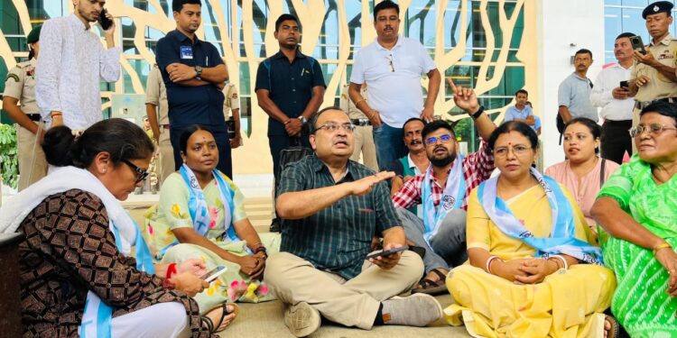 বিমানবন্দরে যানবাহনের অভাবে ক্ষোভ উগরে তৃণমূল নেতৃত্ব, মাটিতেই বসে পড়ে প্রতিবাদ জানালেন