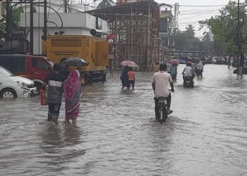 হঠাৎ প্রবল বর্ষণে জলমগ্ন শহর, চরম দুর্ভোগে সাধারণ মানুষ