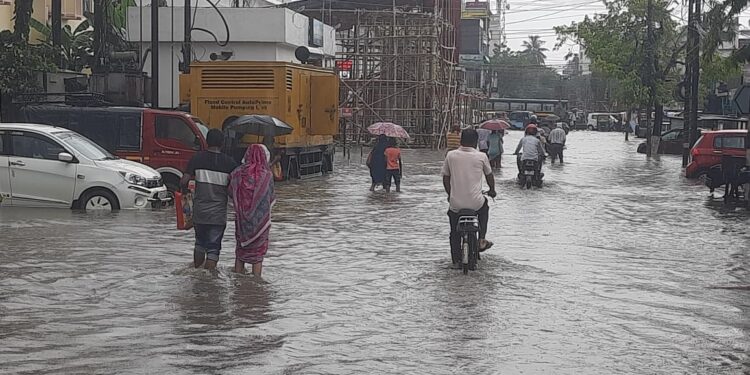 হঠাৎ প্রবল বর্ষণে জলমগ্ন শহর, চরম দুর্ভোগে সাধারণ মানুষ