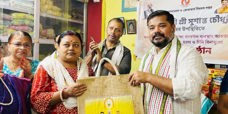 “শারদোৎসব ২০২৫” উপলক্ষ্যে রাজ্য সরকারের খাদ্য, জনসংভরণ ও ক্রেতাস্বার্থ দপ্তরের উদ্যোগে আগরতলার মিলন চক্র এলাকার ন্যায্য মূল্যের দোকান নং ১৪৮-এ রেশন কার্ডধারী ভোক্তাদের হাতে সম্পূর্ণ বিনামূল্যে ২ কেজি ময়দা, ১ কেজি চিনি ও ৫০০ গ্রাম সুজি বিতরণ করা হয়। এদিনের অনুষ্ঠানে উপস্থিত ছিলেন মন্ত্রী সুশান্ত চৌধুরী।