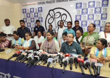 বাজারদর বাড়ানো থেকে শুরু করে হাস্যকর পুলিশি ভূমিকা — সবেতেই ক্ষোভ তৃণমূলের। বঙ্গে যেমন গতি, তেমনি ত্রিপুরায়ও জোরদার প্রচার ও পাল্টা-প্রচার