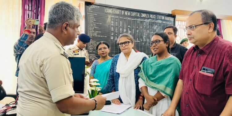 ত্রিপুরায় তৃণমূল অফিসে ভাঙচুর এবং দলীয়কর্মীদের সুরক্ষার দাবি নিয়ে এনসিসি পুলিশ থানায় দরখাস্ত দাখিল করলেন কলকাতা থেকে আশা তৃণমূল নেতৃত্বরা।