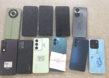 চুরি যাওয়া ১১টি মোবাইল ফোন একটি স্কুটার সহ ঠাকুর পূজায় ব্যবহৃত বাসন সামগ্রী উদ্ধার করতে সক্ষম হয় আগরতলা পশ্চিম থানার পুলিশ সংবাদ মাধ্যমের মুখোমুখি হয়ে বিস্তারিত তথ্য তুলে ধরেন এস ডি পিও দেবপ্রসাদ রায়।