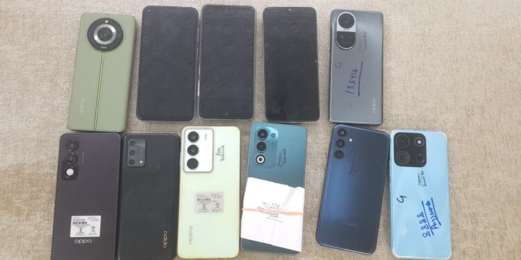 চুরি যাওয়া ১১টি মোবাইল ফোন একটি স্কুটার সহ ঠাকুর পূজায় ব্যবহৃত বাসন সামগ্রী উদ্ধার করতে সক্ষম হয় আগরতলা পশ্চিম থানার পুলিশ সংবাদ মাধ্যমের মুখোমুখি হয়ে বিস্তারিত তথ্য তুলে ধরেন এস ডি পিও দেবপ্রসাদ রায়।