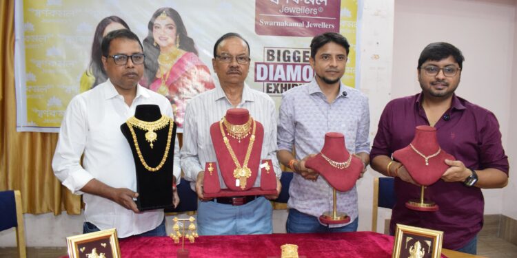 স্বর্ণকমল জুয়েলার্সে শুরু ধনতেরাস ধন সমৃদ্ধি উৎসব ১৪ থেকে ২৫ অক্টোবর পর্যন্ত বিশেষ ছাড় ও অফারের মধ্যে আলোর উৎসবকে করুন আরও ঝলমলে