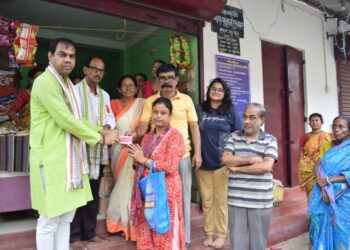 খাদ্য দপ্তরের নতুন উদ্যোগে স্বচ্ছ ও আধুনিক ব্যবস্থার পথে — শেখর আচার্যের ৭২ নং রেশন শপে ভোক্তাদের হাতে পিভিসি রেশন কার্ড বিতরণ।